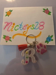 Handgefertigter UV Harz Schlüsselanhänger Buchstabe R in weiß, Lächeln Gesicht, Pfotenabdruck, Quaste neu ohne Etikett - Bild 1 von 4