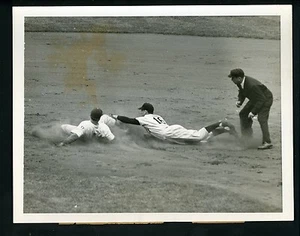 Pee Wee Reese 1951 Press Wire Photo Brooklyn Dodgers Hank Schenz Pirates - Picture 1 of 2