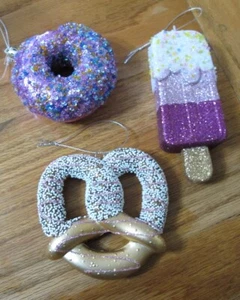 3 Kunststoff Weihnachtsschmuck Eis am Stiel Brezel Glitzer Perlen Neu ohne Etikett Lebensmittel - Bild 1 von 6