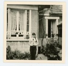 Photo ratée missed blurred  SNAPSHOT - jeune fille à la fleur devant une maison