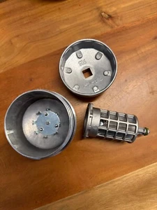 BMW E90 Ölfiltergehäuse Abdeckung und Halterung aus Metall - Bild 1 von 2