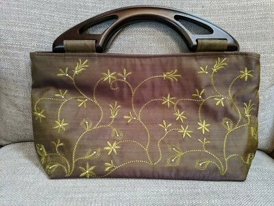 Bolso de mano con asas de madera de seda verde oliva bordado flores Foto 1 de 4