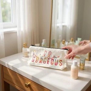 Individuelle Reisegröße Reißverschlusstasche. "Hello Gorgeous" Farbe Weiß/Multi Glitzer 10x5x2 - Bild 1 von 4