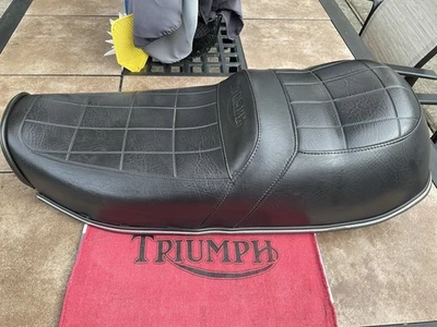 Asiento de motocicleta Triumph de 1971.    ACEITE EN EL MARCO Foto 1 de 4