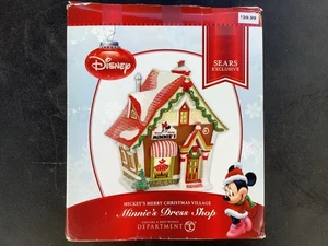 DEPT 56 Disney Minnie’s Dress Shop Weihnachtsdorf Haus mit Licht & Karton - Bild 1 von 4