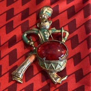 1930’s RARE DRUMMER BOY RED JELLY BELLY DRUM ENAMEL FIGURAL BROOCH - Bild 1 von 15
