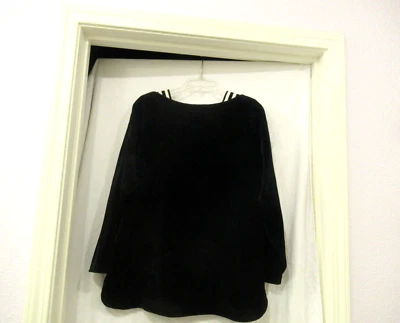 Top de terciopelo negro Chaus Sport con ribete blanco y negro, pecho 40", c. años 80 Foto 1 de 4