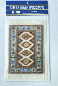 Neu in Verpackung Neu aus altem Lagerbestand Türkischer gewebter Wollteppich für Rahmen oder Puppenhaus Miniaturteppich 6”x4” - Bild 1 von 16