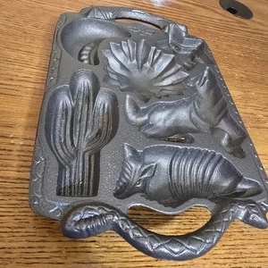 1988 John Wright Cast Iron Muffin Corn Bread Mold Pan Texas Southwest Theme  - Picture 1 of 7