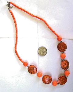 Hermoso Collar de Cuentas de Semilla de Vidrio y Lucita Diseño Remolino Naranja y Óxido - Imagen 1 de 3