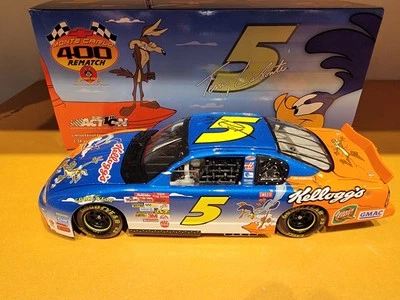 2002 AUTOGRAPHED Terry Labonte #5 Kelloggs/Looney Tunes - 1:24th  Monte Carlo  - Image 1 of 4