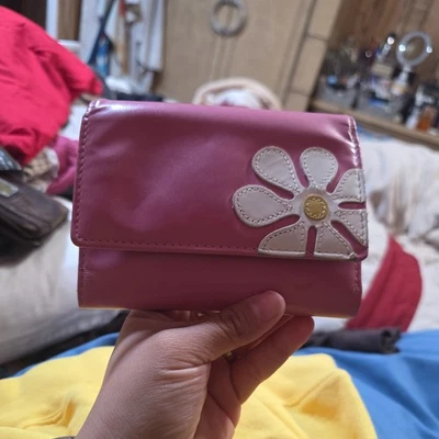 Fossil Mimi Cartera Multifunción Rosa Flor Aplique SWL1076914 NUEVO CON ETIQUETAS Foto 1 de 3