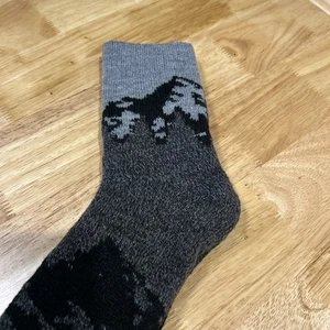 Northeast Outfitters große gemütliche Cabin On The Range Herrensocken schwarz Berge - Bild 1 von 6