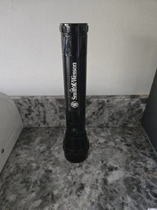 10" Skilcraft Smith & Wesson Flashlight Works  - Imagen 1 de 4