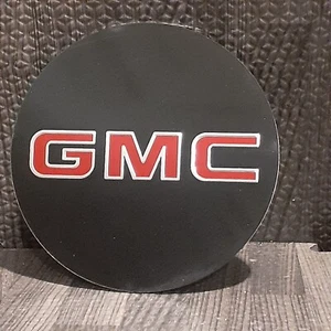 Metall GMC Emblem 3,5 Zoll flach schwarz mit rotem Schriftzug Radnabeneinsatz? - Bild 1 von 4