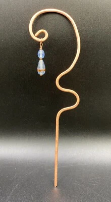 Estaca de planta de cobre martelado e vidro azul por Succulent Metals Welded Artistry - Imagem 1 de 2