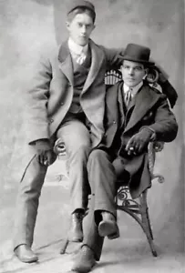 Zwei Männer teilen sich einen Weidenstuhl 20er Jahre Nachdruck Gay Gentleman's Collection - Bild 1 von 1