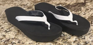WOMEN'S OLUKAI WHITE / Blk FLIP FLOP BEACH/POOL COMFORT SANDAL SIZE 11 NWT - Picture 1 of 7