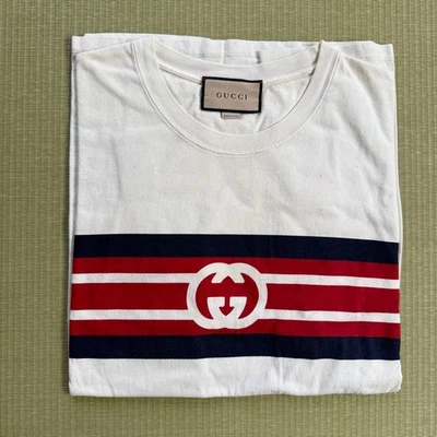 Camiseta GUCCI con estampado de rayas entrelazadas Foto 1 de 4