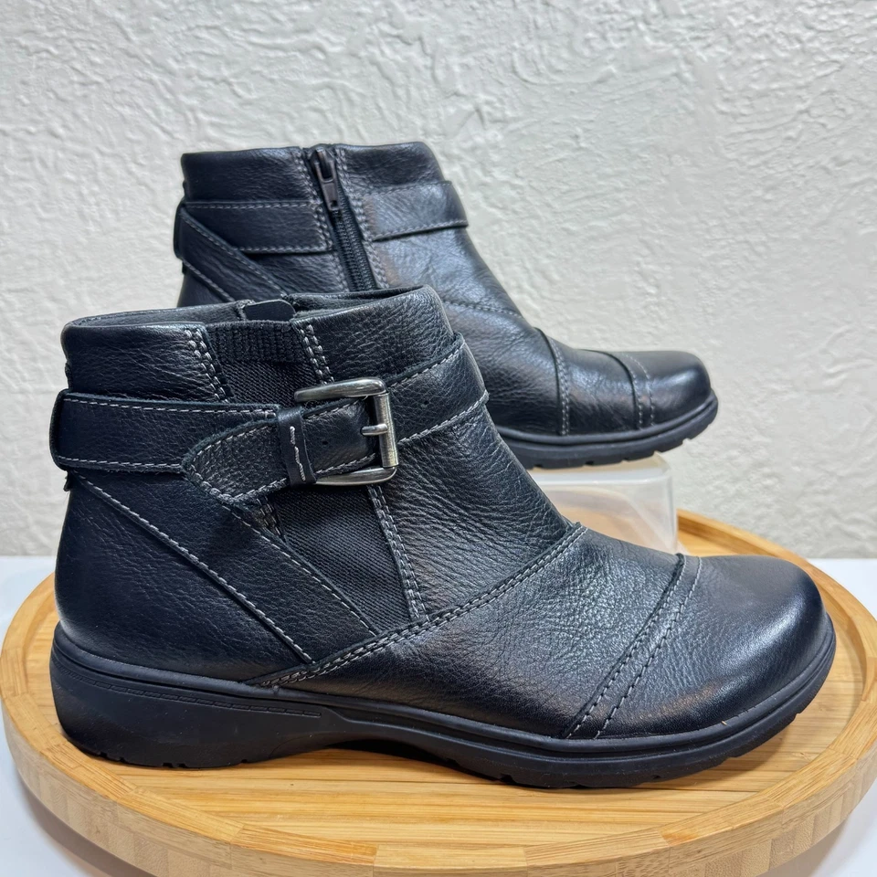 Clarks 皮革踝靴 8.5 Carleigh Dalia 卵石扣带极简主义 — 第 1/4 张图片