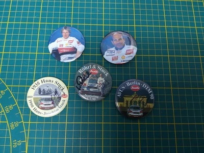 Audi quattro 5x Anstecknadel Button Röhrl Stuck Autogramm Retro Sammler Werbung - Bild 1 von 2