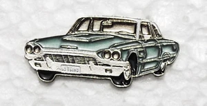 FORD THUNDERBIRD 1965 EMAILLE REVERSNADEL ABZEICHEN. 32x15 mm. SCHMETTERLINGSSTIFTBEFESTIGUNG. - Bild 1 von 1