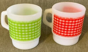 PAR DE TAZAS DE CAFÉ AMARILLAS + ROJAS A CUADROS GINGHAM Fire King Anchor Hocking de colección  - Imagen 1 de 3