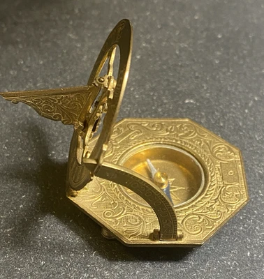 Reloj de sol y brújula vintage de latón de 2" Foto 1 de 4