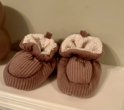 Мягкие ботильоны Next Baby Padder розовато-лиловые велюровые для возраста 6-12 месяцев в стиле шерпа с подкладкой - Изображение 1 из 4