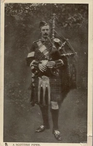 TUCK GLOSSO POSTCARD SER 5563 SCOTTISH PIPERS C1906 POSTED FROM CHATEAU FRANCE - Picture 1 of 2