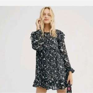 Free People schwarz weiß Blumen Mini Tunika Kleid Flirty NEU XS Bohemian Herbst HEISS - Bild 1 von 7