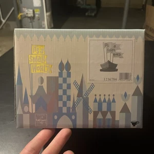 WDCC FLAGSHIP IT'S A SMALL WORLD IN BOX WITH COA WALT DISNEY CLASSICS COLLECTION - Picture 1 of 8