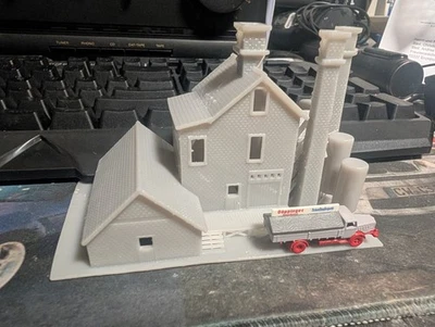 SASRATEC SPUR Z Fabrik, Werkstatt mit Haus 1:220 Z