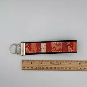 Llavero con correas cinta de pintura roja asesinato salpicaduras de sangre 6 pulgadas hecho a mano - Imagen 1 de 2