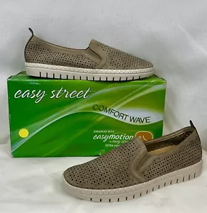Main Women’s Easy Street Tan Slip On Sneakers Shoes / Sz 8.5 - Picture 1 of 11