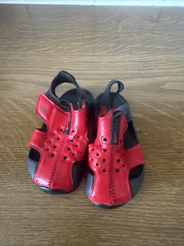 Sandali Nike da ragazzo taglia UK 5 colore rosso e nero usati ma in buone condizioni