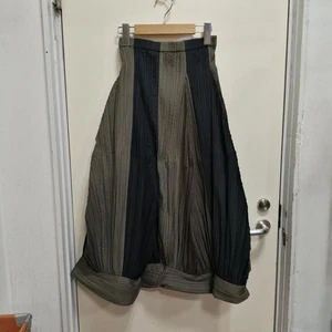 Gonna plissettata ISSEY MIYAKE nera design kaki taglia M - Foto 1 di 5