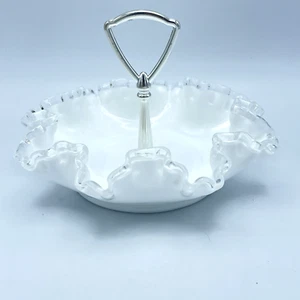 Plato de caramelo Fenton vintage con volantes borde de cresta plateada y mango de plata blanco - Imagen 1 de 12
