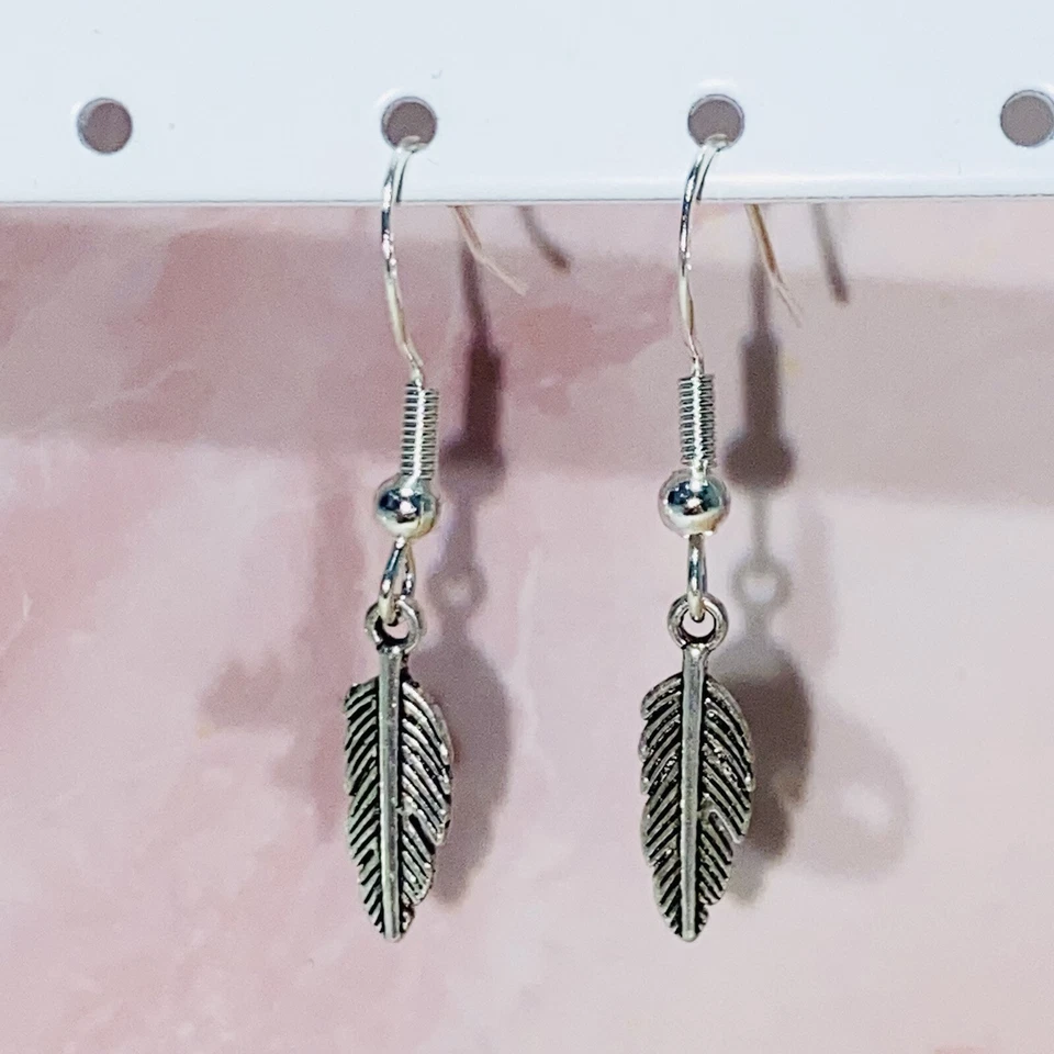 Pendientes de plumas de color plateado con ganchos plateados Foto 1 de 1