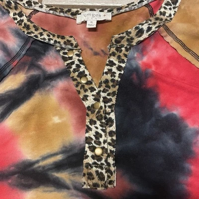 Top Umgee Tie-Dye Manga Larga Talla XL Borde Leopardo Único Dobladillo Crudo A Presión Henley Boho Foto 1 de 4