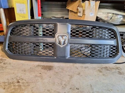 Rejilla Mopar OEM para Ram 2500 3500 HD 2013-2018 | Black Honeycomb | Usada Foto 1 de 3