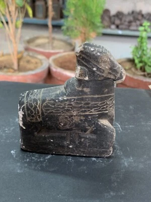 Antigua estatuilla de toro sagrado Nandi de mármol negro tallada a mano del siglo XVIII Foto 1 de 4