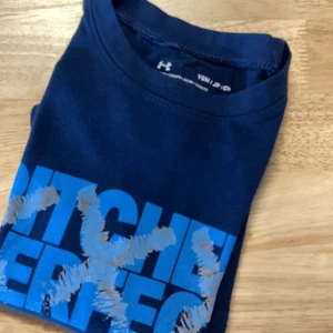 EUC Boys Under Armour Baseball Pitcher Perfect Short Sleeved Tee - Picture 1 of 5