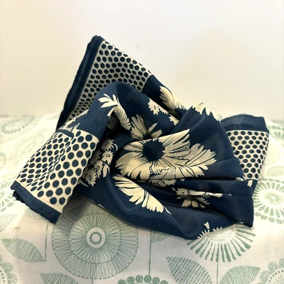 Bufanda Robinson Golluber vintage hecha en Japón azul blanco floral borde de lunares Foto 1 de 4