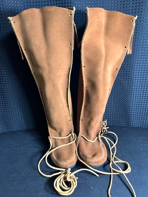 Bota Mocassim Minnetonka Joelho Alto Camurça com Cadarço Franja Top Boho Feminina 7 Nova Sem Caixa - Imagem 1 de 4