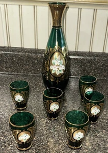 Juego De Colección 7 Jarra Decantadora Cordiales Vidrio Verde Borde Dorado Pintado a Mano Floral - Imagen 1 de 14