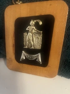KPHTH KRETISCHE GÖTTIN ODER MYTHISCHES WESEN METALL AUF HOLZ PLAKETTE KETTENHÄNGER - Bild 1 von 5