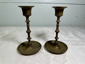 A Pair of 1960s INDIA GOEL Etched BRASS Candlestick Holders Marked #857 ep - Picture 1 of 11