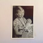 Photographie vintage allemande 1937 Christel avec poupée bébé à table avec photo matrone