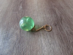 SAMMLERSTÜCK KLAR GRÜN RUND KUGEL SCHLÜSSELANHÄNGER 1 1/2 ZOLL DURCHMESSER - Bild 1 von 1